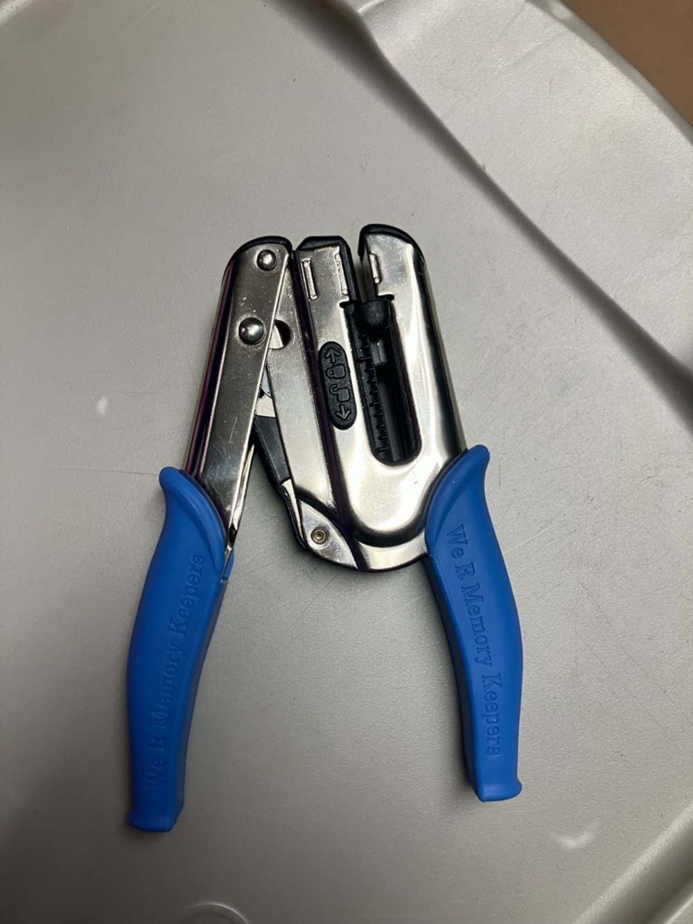 We R Memory Keepers Crop-A-Dile Power Punch - Picture 3 of 8